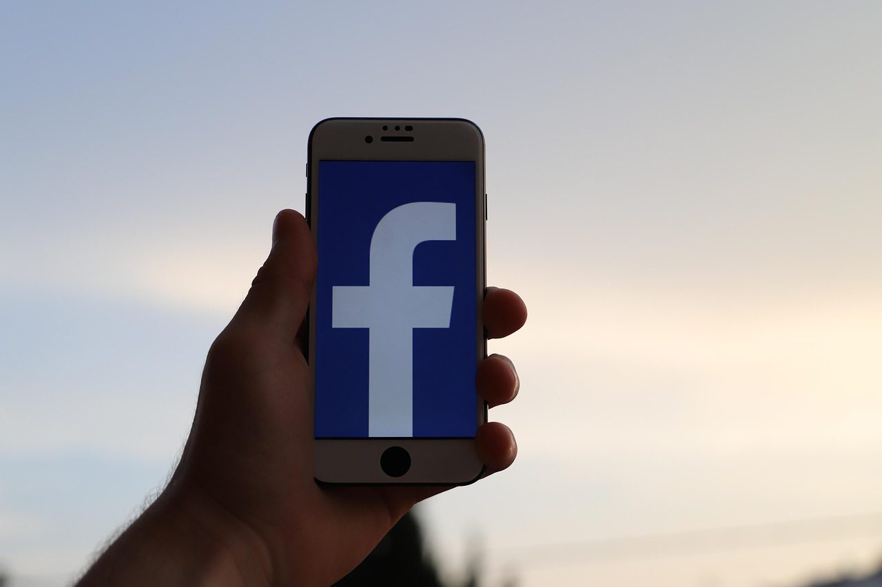 how to comment anonymously on Facebook